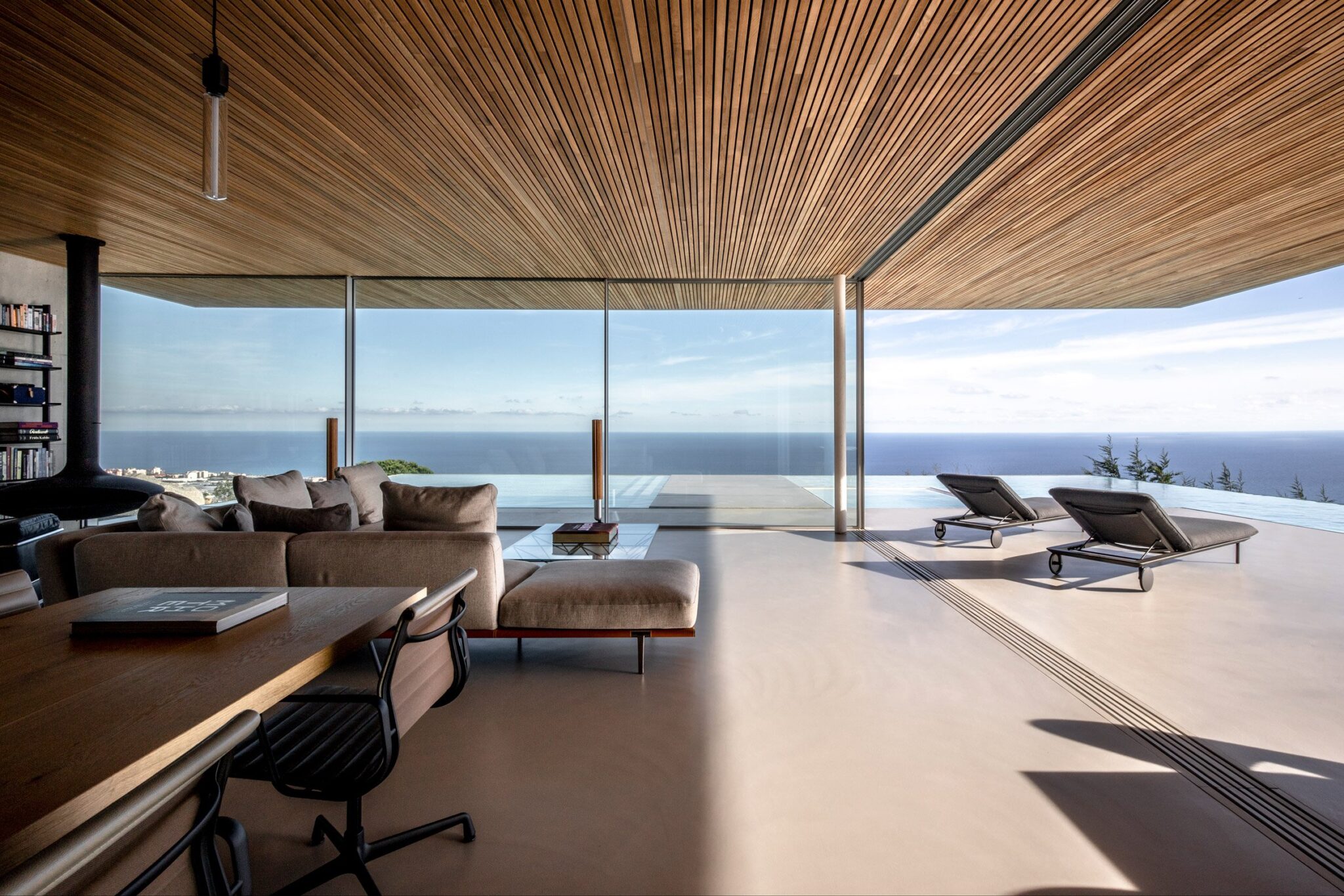 Ström Architects’ Barcelona House: A Minimalist Masterpiece Overlooking the Mediterranean