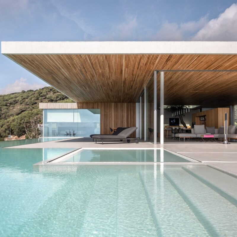 Ström Architects’ Barcelona House: A Minimalist Masterpiece Overlooking the Mediterranean